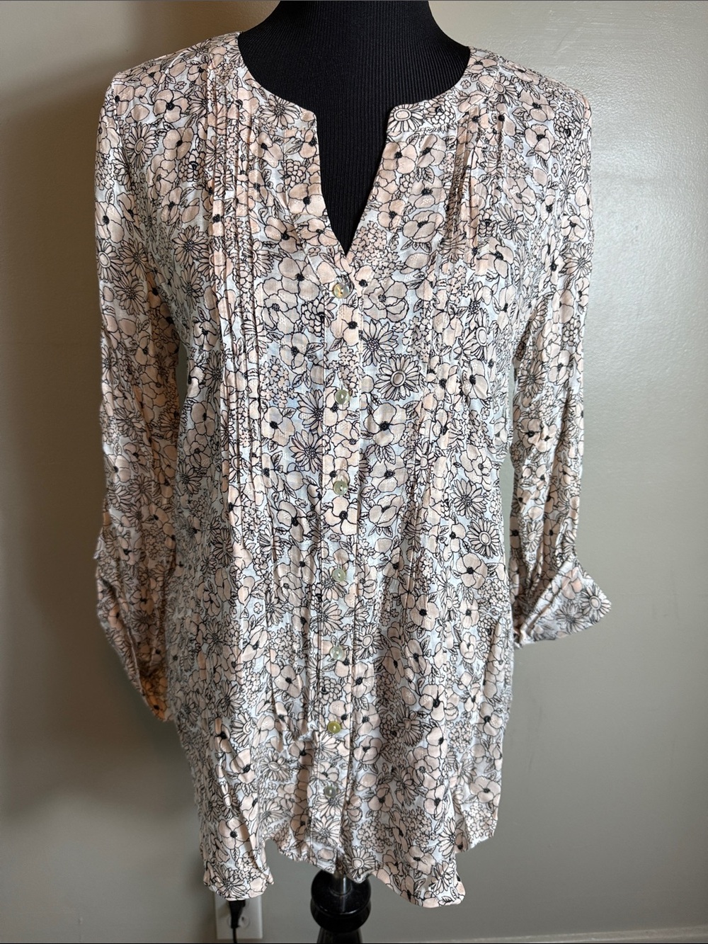 Jane & Delancey Floral Pintuck V-Neck Button Front Blouse White Peach Black Sz M